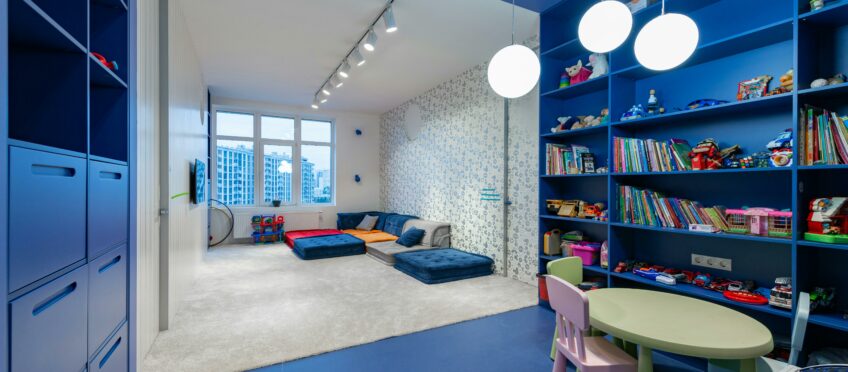 Cztery miejsca pracy w sali zabaw