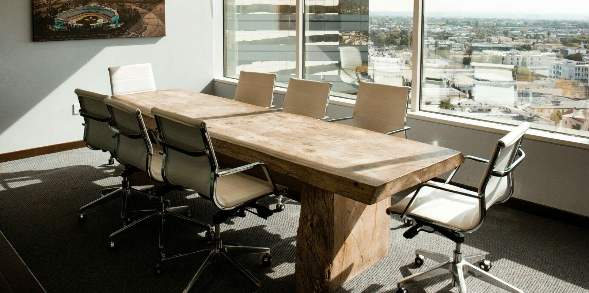Zdjęcie przedstawia biuro ze stołem i krzesłami.